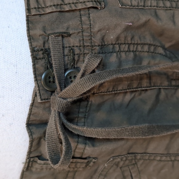 Old Navy Army GREEN Khaki Shorts Sits below Waist SZ8 - Picture 4 of 11